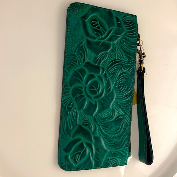 NWT Patricia Nash St Croce Soft Green Tooled Floral wristlet clutch -Leather - Picture 3 of 7